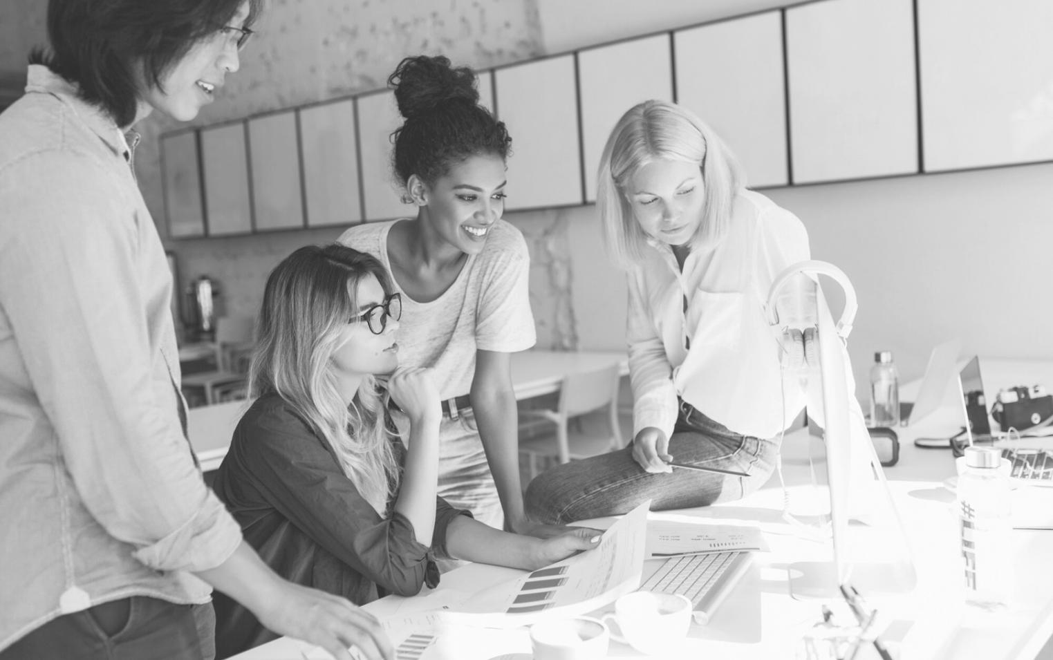 Espace de travail moderne avec outils de gestion financière